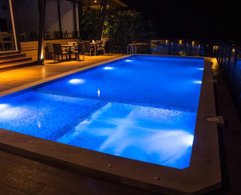 7 Benefits of Swimming at Night