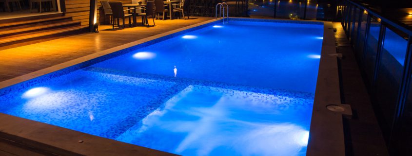 7 Benefits of Swimming at Night